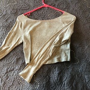 Cropped long sleeve tee, light gray. Wide neck.